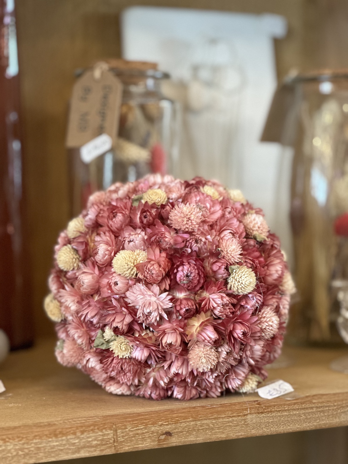 Seizoensboeket met verse snijbloemen, samengesteld in de winkel